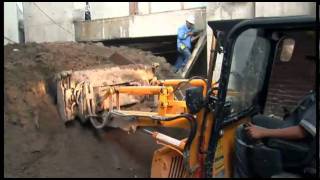 The JCB 1CX compact skidsteer loaderbackhoe loader in Brazil [upl. by Aetnahc]